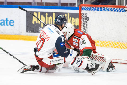 Västerviks Jacob Bjerselius gör 0-1 bakom Moras målvakt