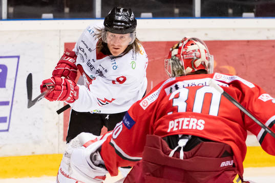 Vita Hästens Marcus Sörensen och Modos målvakt Anthony