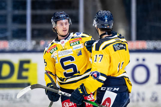 Södertäljes Nick Olesen jublar med Evan Bouchard