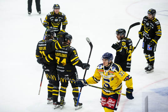 Västerås Rasmus Asplund jublar med lagkamrater samtidigt