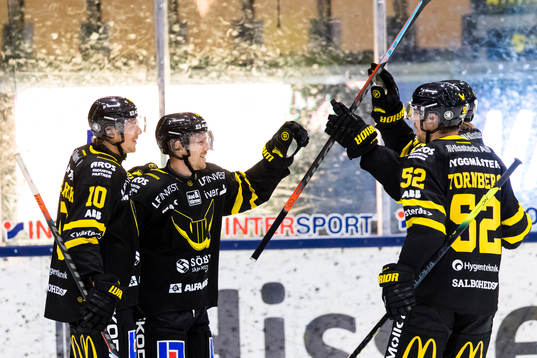a vänster) kvitterar till 2-2 och gratuleras av lagkamrater