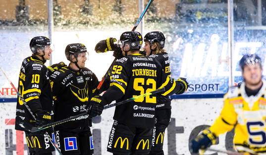 a vänster) kvitterar till 2-2 och gratuleras av lagkamrater