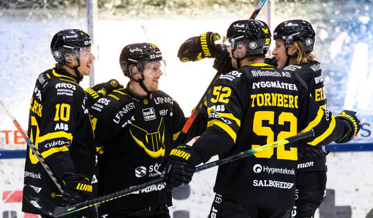 a vänster) kvitterar till 2-2 och gratuleras av lagkamrater