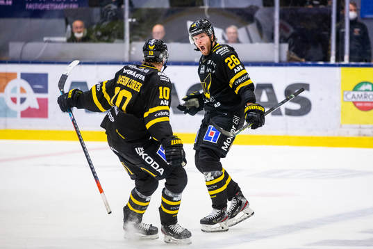 Västerås Lukas Zetterberg (h) jublar