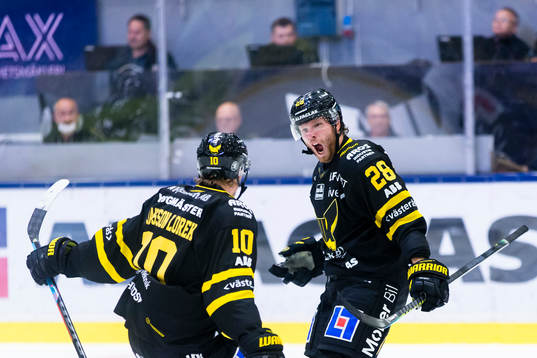 Västerås Lukas Zetterberg gör 3-2 och jublar med Jimmie