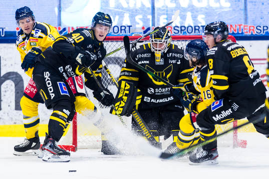Södertäljes Samuel Fagemo oroar framför Västerås