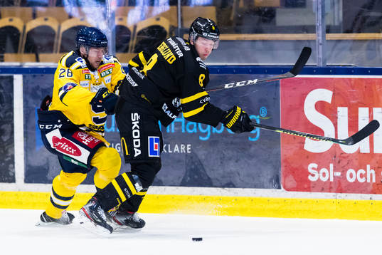 Södertäljes Emil Alba i kamp om pucken med Västerås