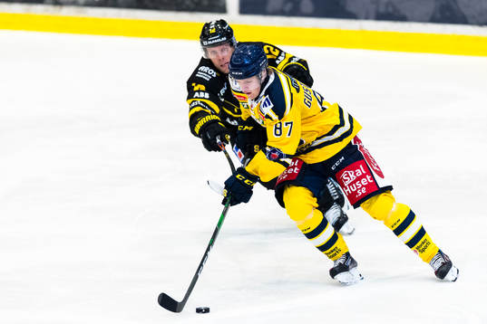 Södertäljes Hugo Gustafsson jagas av Västerås Fredrik