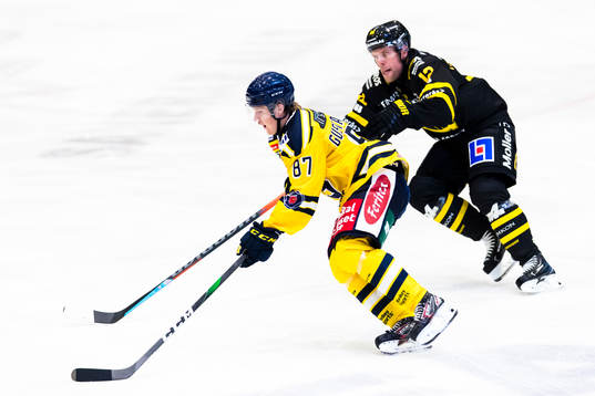 Södertäljes Hugo Gustafsson jagas av Västerås Fredrik