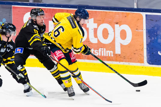 Södertäljes Samuel Fagemo i kamp om pucken med Västerås