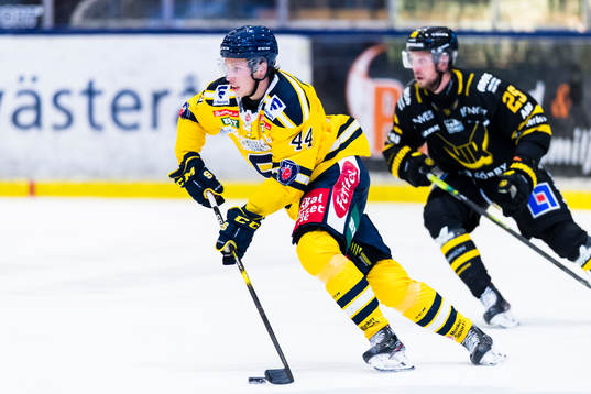 Södertäljes Lukas Vejdemo jagas av Västerås Marcus