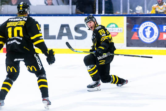 Västerås Lukas Zetterberg gör 3-2 målet och jublar med