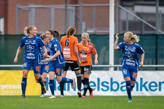 Örebros Frida Skogman jublar med lagkamrater