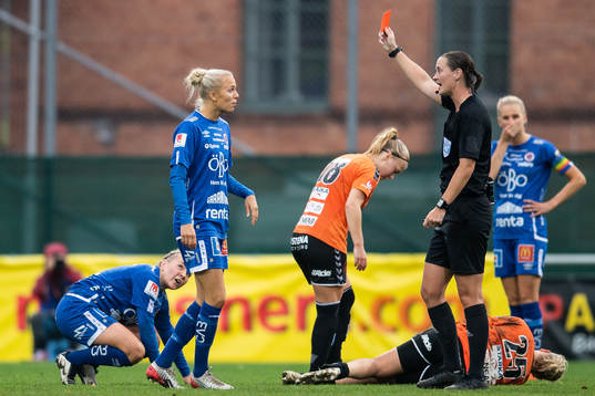 Domare Lovisa Johansson visar ett rött kort till Örebros