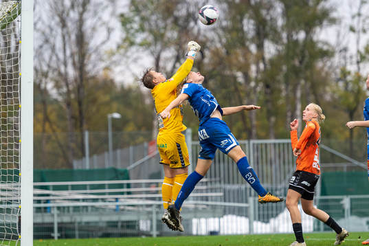 Kristianstads målvakt Brett Elizabeth Maron mot Örebros