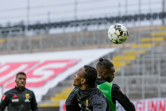 Östersunds Sam Mensiro och Blair Turgott