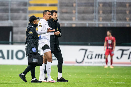 s Nabil Bahoui lämnar planen skadad
