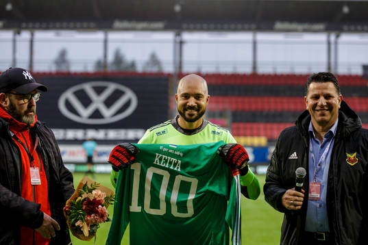 Östersunds målvakt Aly Keita får pris för 100 matcher i