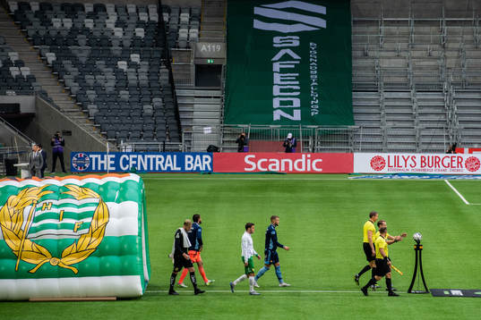 Djurgårdens och Hammarbys spelare gör entré