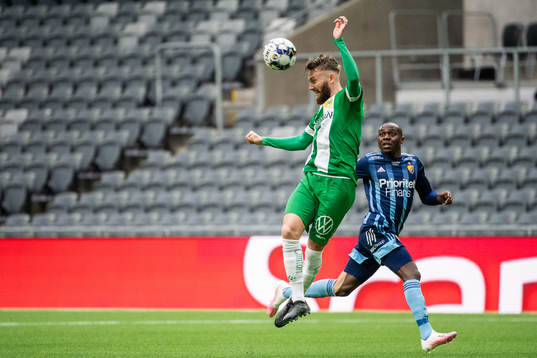 Hammarbys Simon Sandberg och Djurgårdens Edward Chilufya