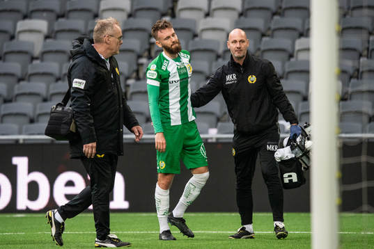 Hammarbys Simon Sandberg lämnar planen med en skada