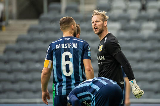 Hammarbys målvakt David Ousted reagerar mot Djurgårdens
