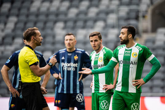 Hammarbys Abdul Khalili i diskussion med domare Kristoffer