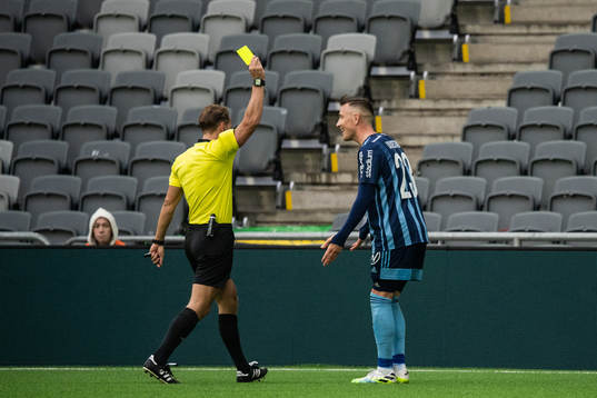 Djurgårdens Fredrik Ulvestad får ett gult kort av domare