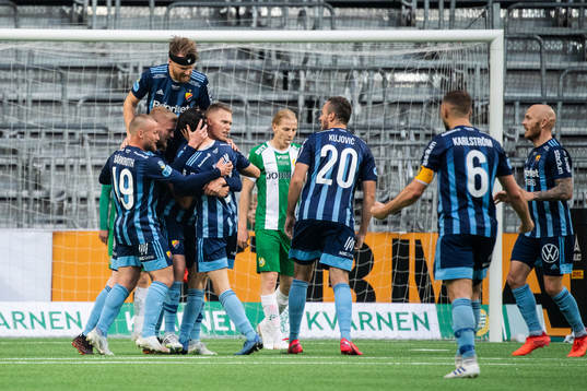Djurgårdens Jesper Nyholm jublar med lagkamrater