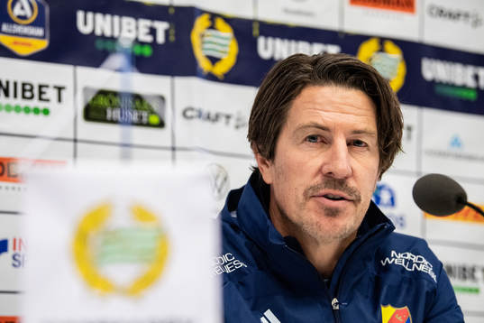 Djurgårdens tränare Thomas Lagerlöf på en presskonferens