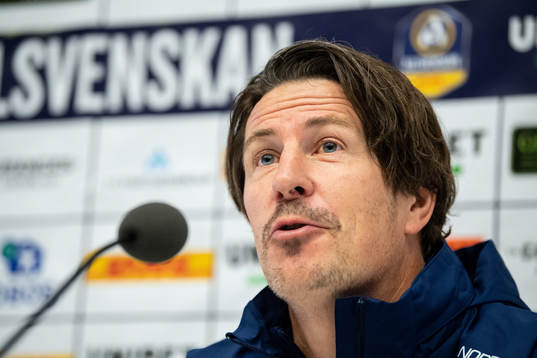 Djurgårdens tränare Thomas Lagerlöf på en presskonferens