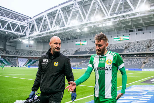 Hammarbys Simon Sandberg lämnar planen med en skada