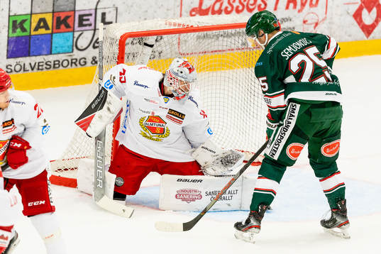 Almtunas målvakt Filip Larsson och Tingsryds Roman Semjonov