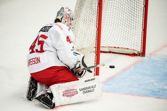 Almtunas målvakt Filip Larsson deppar