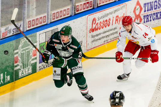 Tingsryds Filip Cederqvist jagas av Almtunas Simon Löf