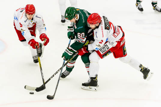 Tingsryds Joachim Nermark mellan Hampus Harlestam och Anton