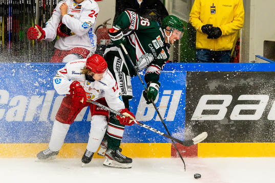Almtunas Tim Söderlund i kan med Tingsryds David Gustafsson