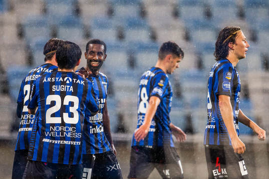 Sirius Mohammed Khalid Saeid jublar med lagkamrater