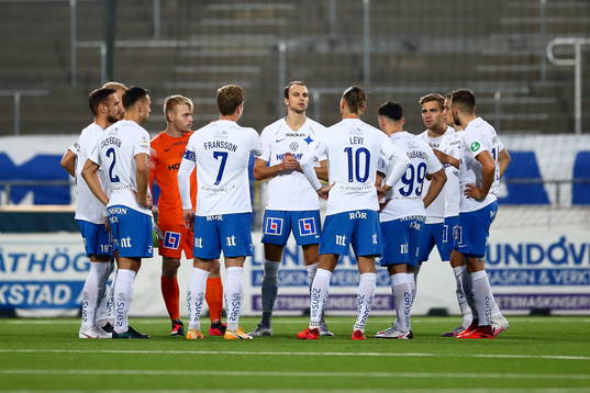 IFK Norrköping samlas innan avspark till fotbollsmatchen i