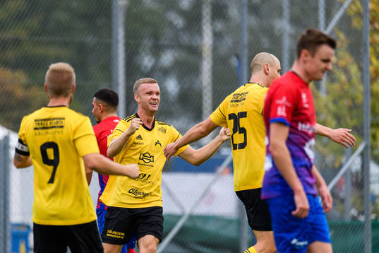 Astrios Niclas Taube jublar med Emil Håkansson och Per