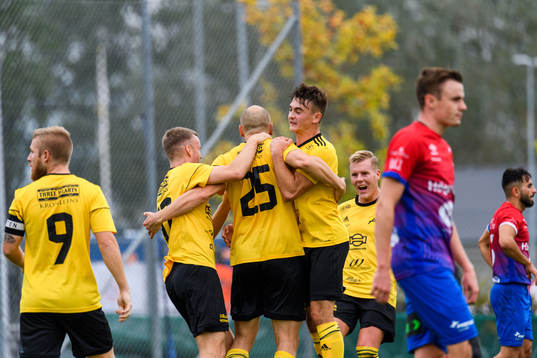 Astrios Niclas Taube jublar med lagkamraterna
