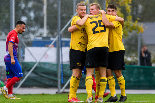 Astrios Niclas Taube jublar med lagkamraterna