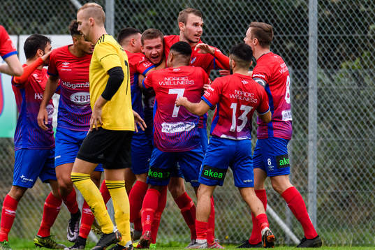 Höganäs Hugo Bogren jublar med lagkamraterna