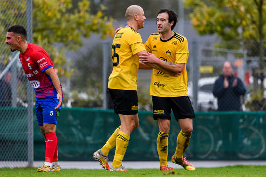 Astrios Niclas Taube jublar med Emil Håkansson som gjort