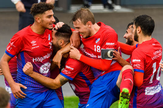 Höganäs Robert Mirosavic jublar med lagkamraterna