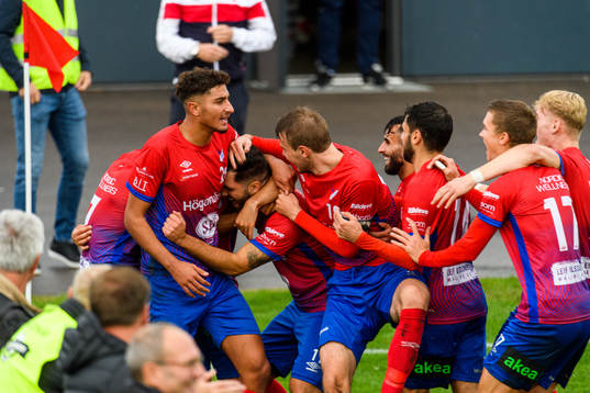 Höganäs Robert Mirosavic jublar med lagkamraterna