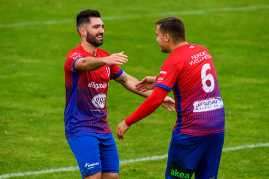 Höganäs Robert Mirosavic jublar med Marcus Krmpotic