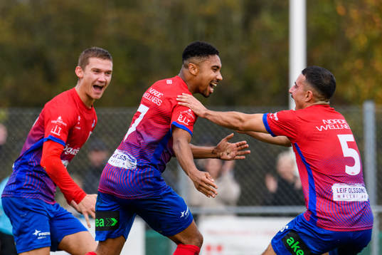Höganäs Michael Babie jublar med Hugo Bogren och Berkman