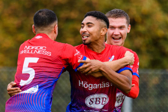 Höganäs Michael Babie jublar med Hugo Bogren och Berkman