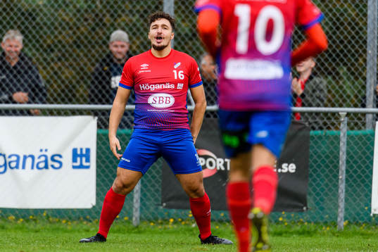 Höganäs Bleron Zekaj jublar med lagkamraterna